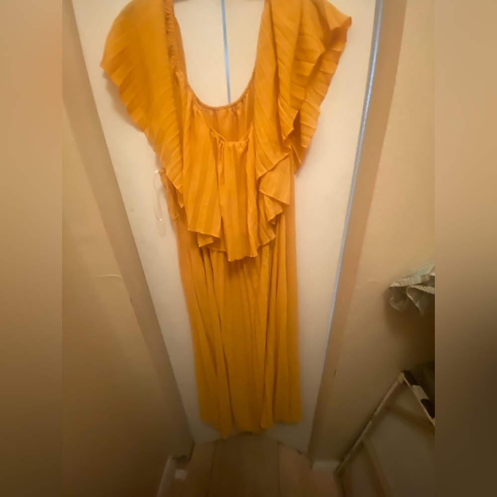 Mustard hello pleated dress worn once. Great condition!